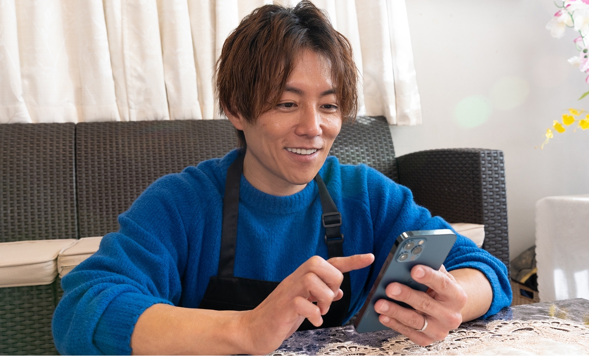 連携しているティファールアプリを操作する杉浦太陽さんの画像