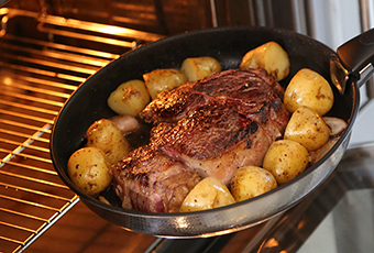 取っ手のとれる調理器具「牛肉とポテトのオーブン焼　ベアルネーズソース」