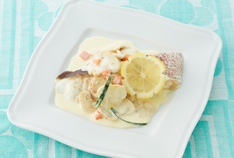 白身魚の蒸し煮、レモンクリームソース